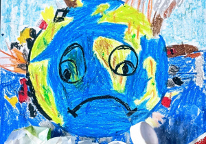 Rysunek smutnej kuli ziemskiej, do której przyklejono serwetki, nakrętki, opakowanie po żywności. Na górze znajduje się napis: Ratujmy Ziemię przed odpadami.